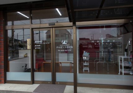 ガラス張りの店内。入り口のトイプードルのマークが目印です。